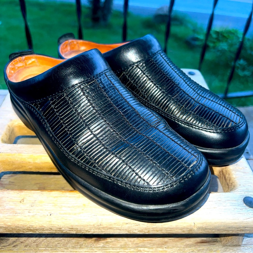 Black Women's Slip-On Comfort Clogs